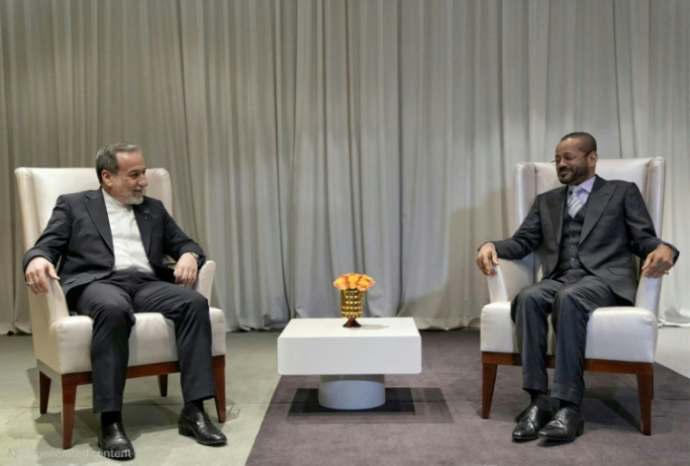 Photo diffusée par le ministère iranien des Affaires étrangères, le 16 février 2026, montrant le chef de la diplomatie iranienne Abbas Araghchi (g) et son homologue omanais, Badr al-Busaidi, lors d'une rencontre à Genève ( Minstère iranien des Affaires étrangères / - )