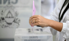 Une femme dépose un bulletin dans une urne aux élections générales au Honduras, à Tegucigalpa, le 30 novembre 2025 ( AFP / Marvin RECINOS )