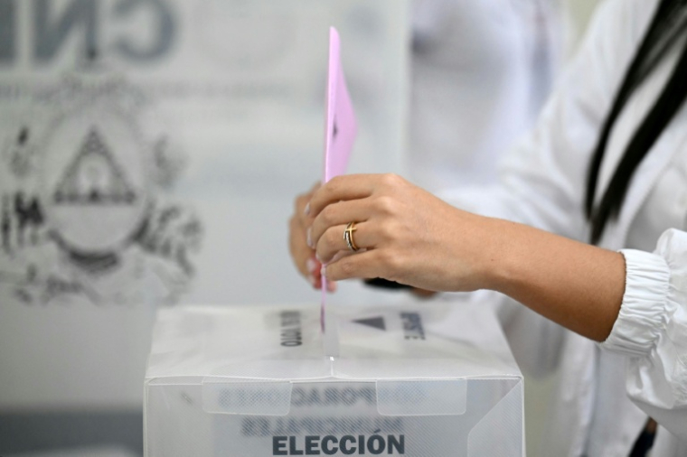 Une électrice vote à Tegucigalpa, le 30 novembre 2025 lors de l'élection présidentielle au Honduras ( AFP / Marvin RECINOS )