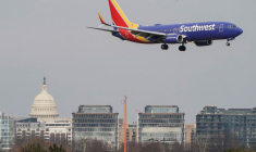 Un avion de Southwest Airlines survolant le Capitole
