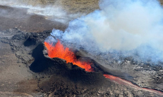 Photo d'archives de lave jaillissant et s'écoulant après l'éruption d'un volcan dans la péninsule de Reykjanes