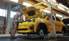 La ligne de production des Renault 5 à Douai, le 5 mars 2025. ( AFP / FRANCOIS LO PRESTI )