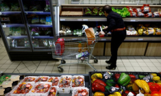 Des clients font leurs courses dans un supermarché de Chanverrie