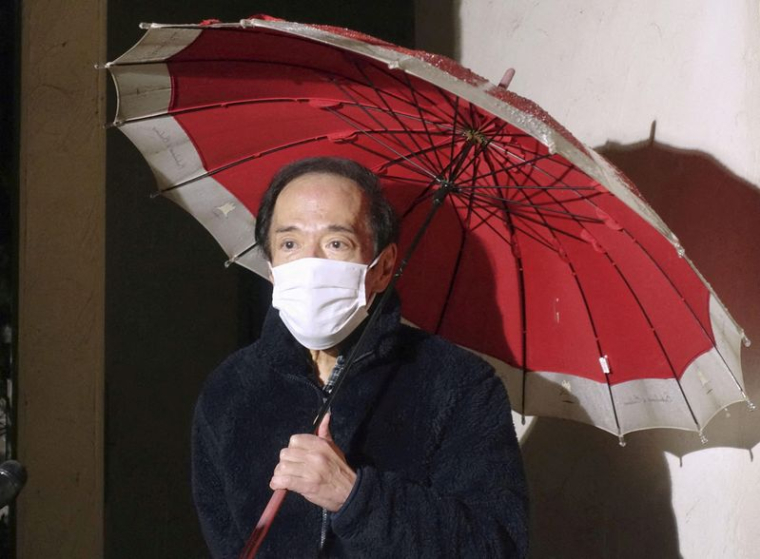 Kazuo Ueda, ancien membre du conseil d'administration de la BOJ, s'adresse aux médias à Tokyo