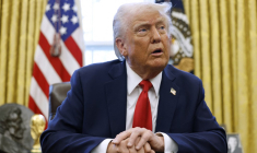 Donald Trump parle aux journalistes dans le Bureau ovale à la Maison Blanche, à  Washington DC, le 3 février 2025. ( GETTY IMAGES NORTH AMERICA / ANNA MONEYMAKER )