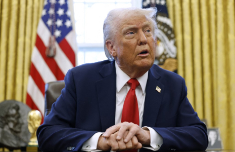 Donald Trump parle aux journalistes dans le Bureau ovale à la Maison Blanche, à  Washington DC, le 3 février 2025. ( GETTY IMAGES NORTH AMERICA / ANNA MONEYMAKER )