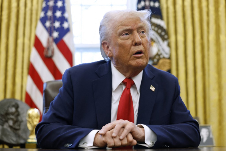 Donald Trump parle aux journalistes dans le Bureau ovale à la Maison Blanche, à  Washington DC, le 3 février 2025. ( GETTY IMAGES NORTH AMERICA / ANNA MONEYMAKER )
