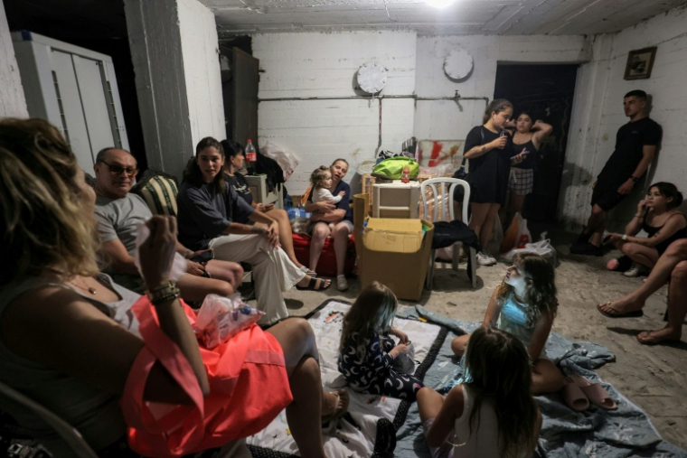 Des Israéliens réfugiés dans un abri à Bat Yam, au sud de Tel-Aviv, le 14 juin 2025 ( AFP / GIL COHEN-MAGEN )