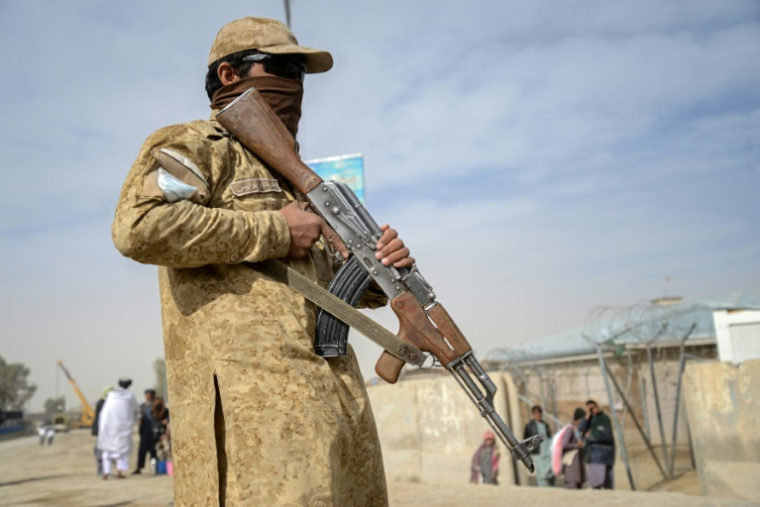 Un membre des talibans près d'un poste-frontière entre l'Afghanistan et le Pakistan, dans le district de Spin Boldak, le 29 décembre 2025 ( AFP / Sanaullah SEIAM )