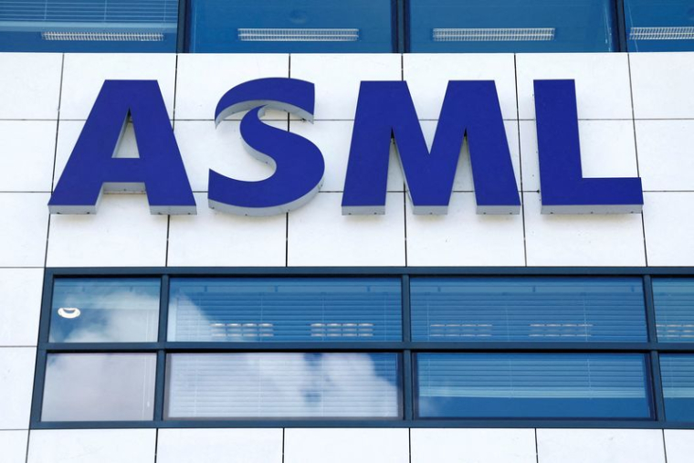 Le logo d'ASML est visible au siège de l'entreprise à Veldhoven, Pays-Bas