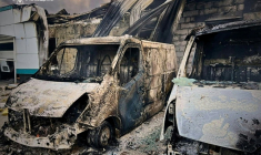 Photo diffusée par le service d'urgence de l'État ukrainien, le 18 mai 2025, de véhicules calcinés près d'un bâtiment civil après des attaques de drones russes sur la région de Kiev ( Service d'urgence de l'État ukrainien / Handout )
