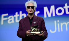 Jim Jarmusch avec son Lion d'or obtenu à la Mostra de Venise, le 6 septembre 2025 ( AFP / Tiziana FABI )