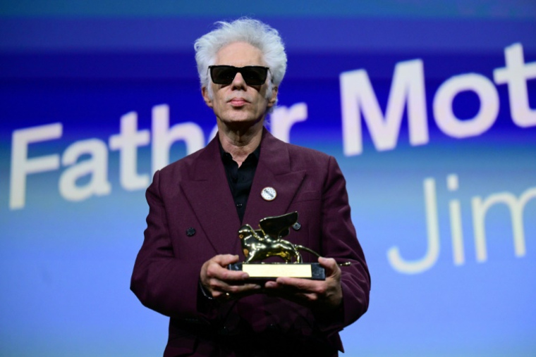 Jim Jarmusch avec son Lion d'or obtenu à la Mostra de Venise, le 6 septembre 2025 ( AFP / Tiziana FABI )