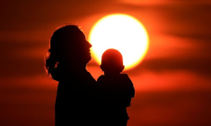 Une mère et son bébé profitent du coucher de soleil à Calais