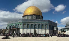 Des fidèles accomplissent la prière du vendredi à la mosquée Al-Aqsa à Jérusalem