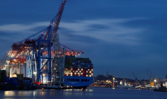 Le cargo "Cosco Shipping Gemini" de la compagnie maritime chinoise "Cosco" au terminal à conteneurs "Tollerort" dans le port de Hambourg