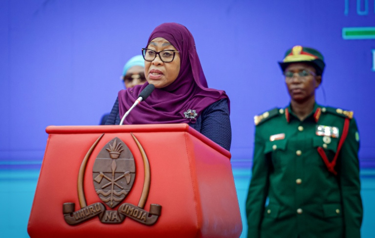 La présidente tanzanienne Samia Suluhu Hassan s'exprime à l'issue de la présentation des conclusions d'une commission d'enquête sur les troubles survenus lors des élections, le 23 avril 2026 à Dar es Salaam ( AFP / Ericky Boniphace )