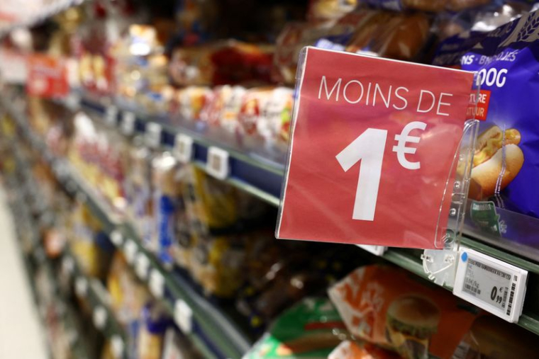 Un panneau indiquant "Moins de 1€" est visible sur une étagère dans un hypermarché Carrefour à Paris