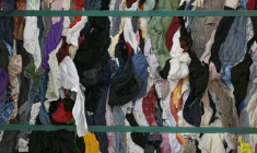 L'éco-organisme Refashion, mandaté par l'Etat pour structurer en France la filière des déchets textiles, ce qui implique de reprendre gratuitement ceux rejetés par Emmaüs ou Le Relais, a été sanctionné pour non-respect de cette obligation ( AFP / Damien MEYER )