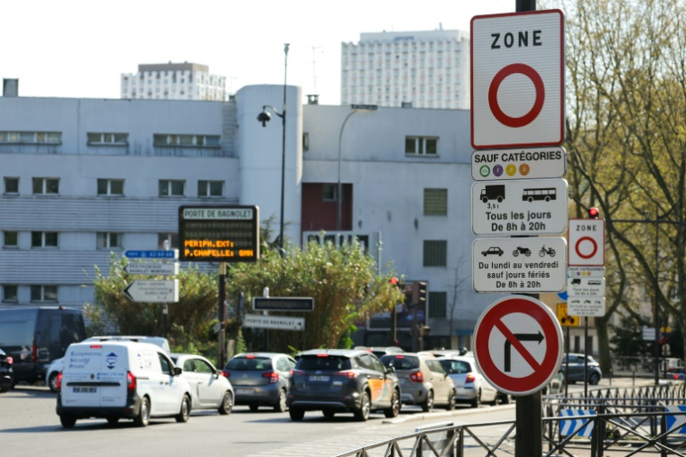 Un panneau de signalisation (d) de zone à faibles émissions (ZFE) à Paris, le 5 avril 2025 ( AFP / Thomas SAMSON )