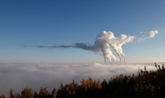 De la fumée et de la vapeur s'échappent de la centrale électrique de Belchatow à Zlobnica, en Pologne