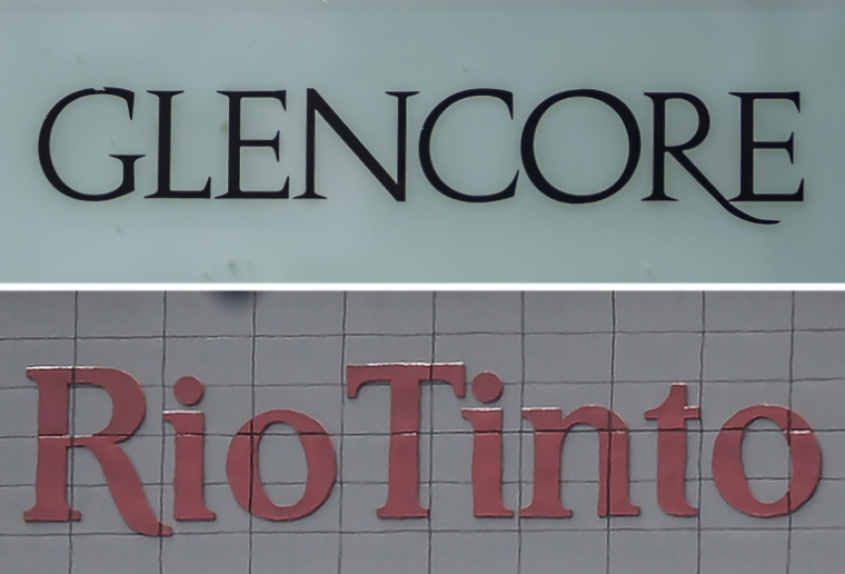 Cette combinaison d'images réalisée le 8 janvier 2026 montre (en haut) le logo du géant suisse des matières premières, Glencore, et le logo de la multinationale minière et métallurgique Rio Tinto ( AFP / Fabrice COFFRINI )