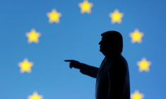 Une illustration montrant un modèle miniature imprimé en 3D représentant le président américain Donald Trump et le drapeau de l'Union européenne