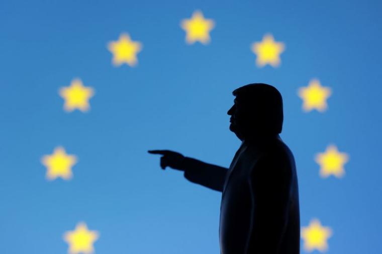 Une illustration montrant un modèle miniature imprimé en 3D représentant le président américain Donald Trump et le drapeau de l'Union européenne