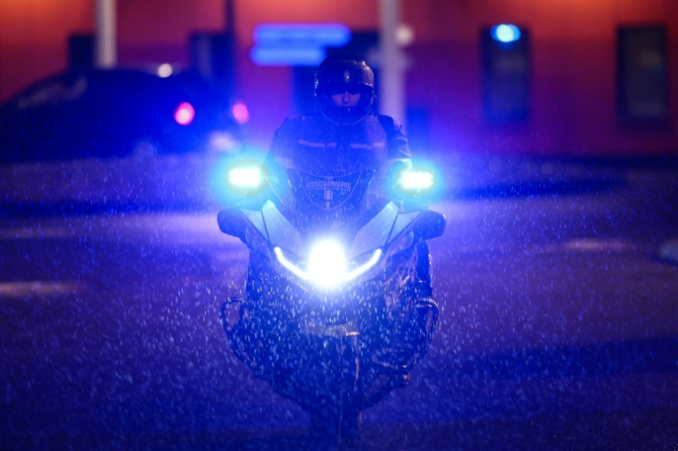 Un motard de la gendarmerie quitte le centre de détention de Vendin-le-Vieil, dans le Pas-de-Calais, le 24 novembre 2025 ( AFP / Sameer AL-DOUMY )