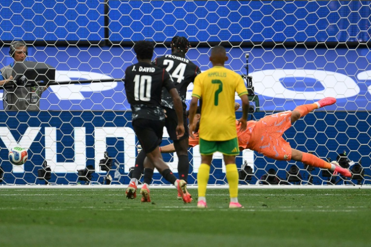 Le gardien sud-africain Ronwen Williams ne peut rien sur la frappe du milieu de terrain canadien Stephen Eustaquio (hors cadre), auteur de l'unique but du 16e de finale du Mondial-2026 remporté par le Canada le 28 juin 2026 à Los Angeles ( AFP / Patrick T. Fallon )