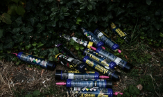 Des bonbonnes usagées de protoxyde d'azote, utilisé comme gaz hilarant, jetées dans la nature à Melun, le 22 août 2025 en Seine-et-Marne ( AFP / Thibaud MORITZ )
