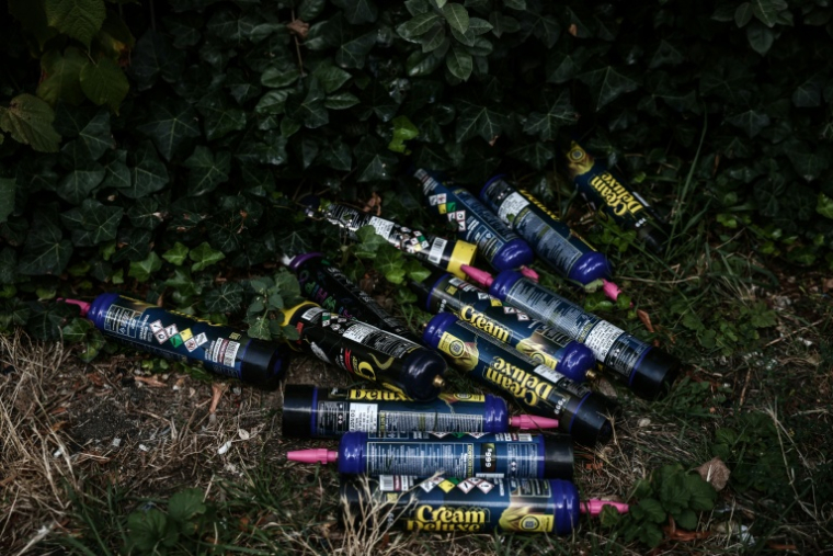 Des bonbonnes usagées de protoxyde d'azote, utilisé comme gaz hilarant, jetées dans la nature à Melun, le 22 août 2025 en Seine-et-Marne ( AFP / Thibaud MORITZ )