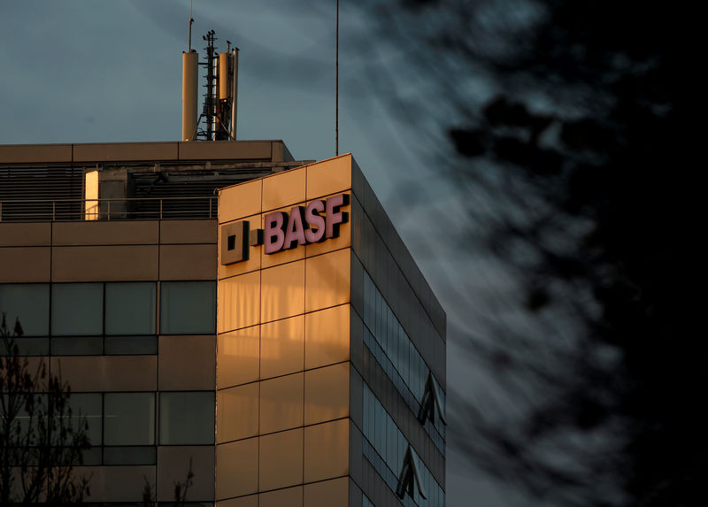 BASF VOIT SON BÉNÉFICE CHUTER AVEC LES TENSIONS COMMERCIALES
