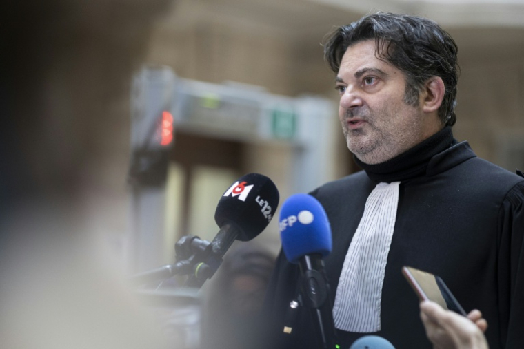 Randall Schwerdorffer L'avocat de Frédéric Péchier s'exprime devant la presse après la condamnation de son client, le 18 décembre 2025 au tribunal de Besançon ( AFP / ROMEO BOETZLE )