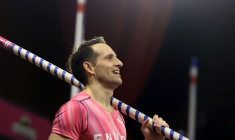 Le Français Renaud Lavillenie réagit lors du saut à la perche masculin