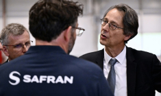 Le directeur général de Safran Olivier Andriès (d) et responsable de l'innovation Eric Dalbiès lors de l'inauguration d'un nouveau site de Safran à Marchin, en Belgique, le 3 juin 2025 ( BELGA / ERIC LALMAND )