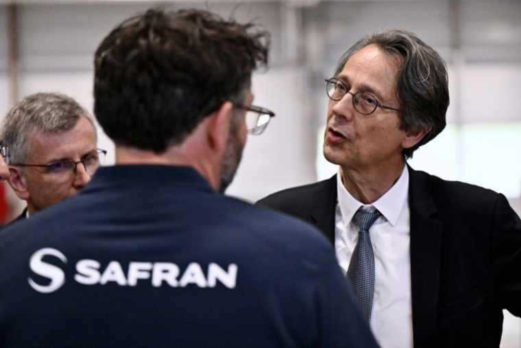 Le directeur général de Safran Olivier Andriès (d) et responsable de l'innovation Eric Dalbiès lors de l'inauguration d'un nouveau site de Safran à Marchin, en Belgique, le 3 juin 2025 ( BELGA / ERIC LALMAND )