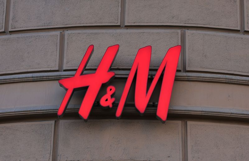 Le logo de H&M est exposé à l'extérieur d'un magasin à Moscou