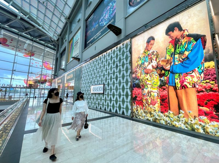 Des visiteurs passent devant une boutique Gucci au Marina Bay Sands à Singapour