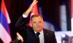 Milorad Dodik, ancien président de la Republika Srpska et dirigeant de l'Union des sociaux-démocrates indépendants (SNSD), assiste au dernier meeting électoral de son parti à Banja Luka, en Bosnie-Herzégovine, le 2 octobre 2026 ( AFP / STRINGER )
