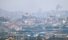 Une photo prise depuis  la frontière israélienne avec la bande de Gaza montre dees destructions et de la fumée s'élevant au dessus du territoire palestinien après des raids israéliens, le 18 mai 2025 ( AFP / Menahem KAHANA )