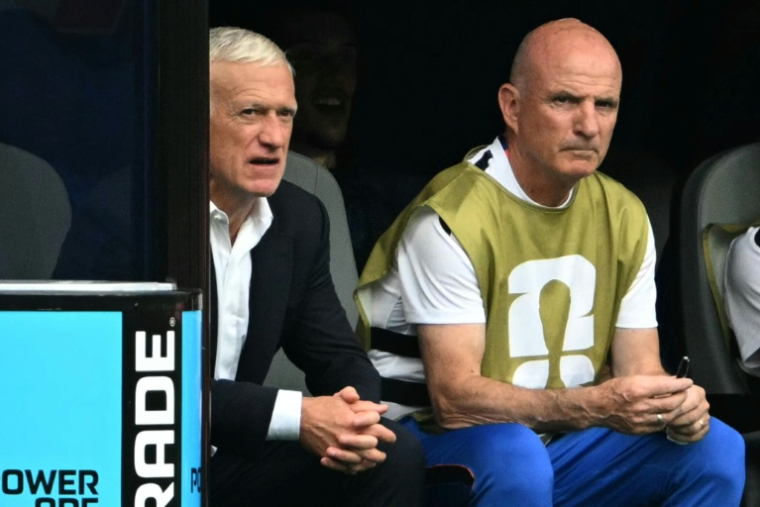 Le sélectionneur des Bleus Didier Deschamps (G) et son adjoint Guy Stephan lors du match de Coupe du monde contre l'Irak, le 22 juin 2026 à Philadelphie ( AFP / Mauro PIMENTEL )