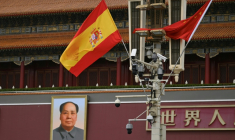 Le drapeau espagnol flotte devant le portrait de l'ancien dirigeant communiste chinois Mao Zedong à  Tiananmen à l'occasion de la visite du Premier ministre espagnol Pedro Sanchez à Pékin, le 13 avril 2026 ( AFP / Pedro PARDO )