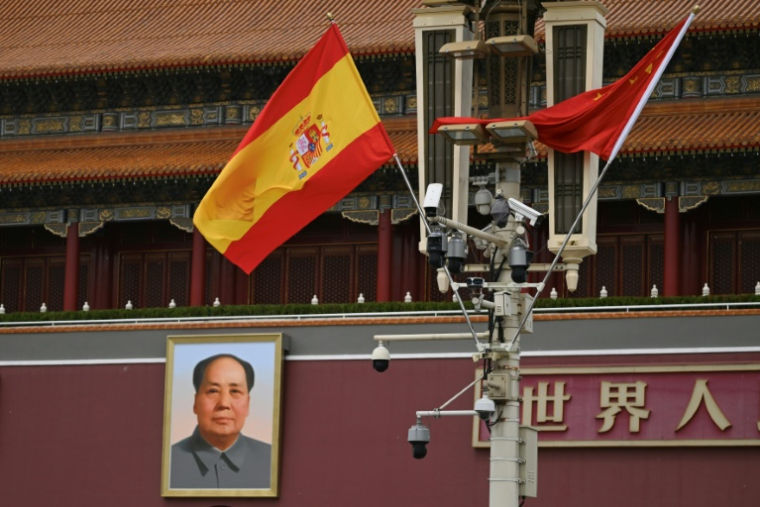 Le drapeau espagnol flotte devant le portrait de l'ancien dirigeant communiste chinois Mao Zedong à  Tiananmen à l'occasion de la visite du Premier ministre espagnol Pedro Sanchez à Pékin, le 13 avril 2026 ( AFP / Pedro PARDO )