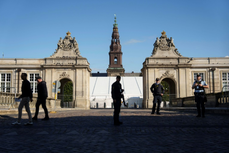 Patrouille de police près du palais de Christiansborg à Copenhague le 30 septembre 2025 en amont de la réunion de l'UE ( Ritzau Scanpix / Liselotte Sabroe )