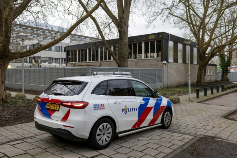 Une voiture de police devant une école juive où une explosion s'est produite, le 14 mars 2026  ( ANP / Michel van Bergen )