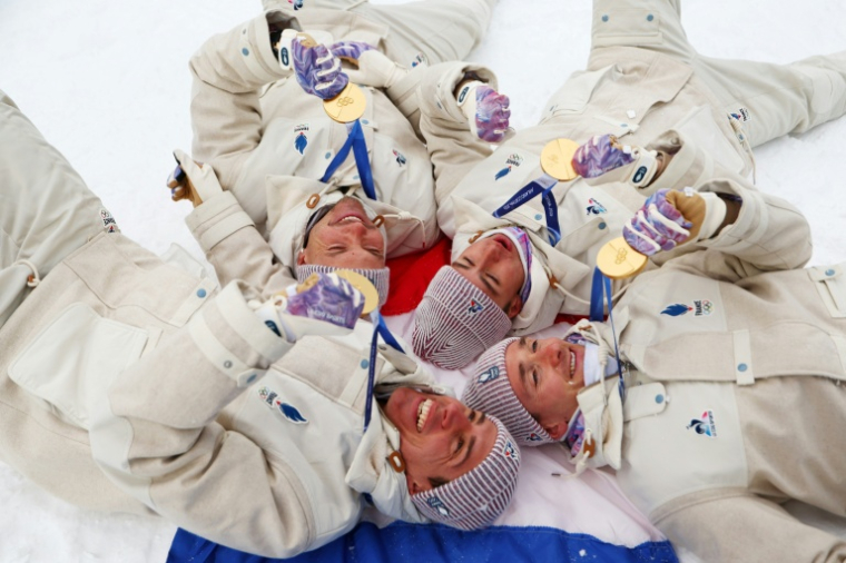 Les Français Quentin Fillon Maillet, Emilien Jacquelin, Eric Perrot et Fabien Claude avec leurs médailles d'or du relais des JO-2026 le 17 février 2026 à Anterselva ( AFP / Franck FIFE )