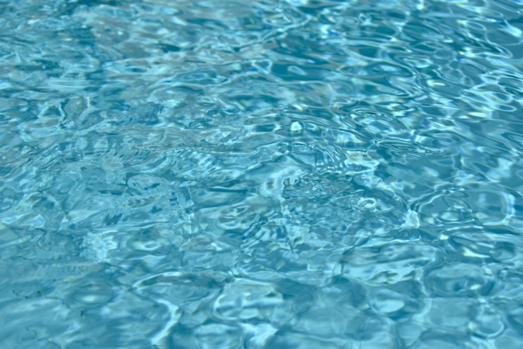 Même semi-enterrée, une piscine avec des parois en bois est un ouvrage et son propriétaire peut donc faire jouer la garantie décennale en cas de problème. (Pixabay / Ella_87)