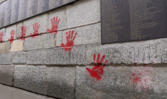 En mai 2024, des mains rouges (symbole pouvant être rapproché avec le lynchage de soldats israéliens en Cisjordanie en 2000) avaient été peintes sur le mur des Justes de la Shoah, à Paris ( AFP / ANTONIN UTZ )