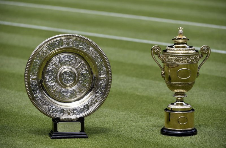 Le trophée du simple messieurs et le trophée du simple dames sont visibles sur le court central de Wimbledon